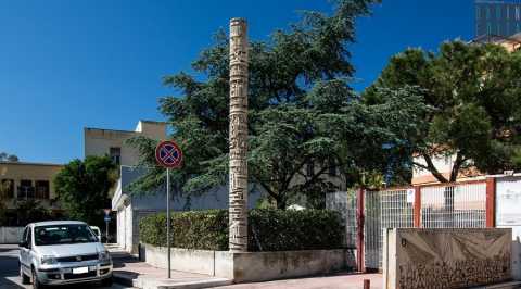 "Totem", maioliche e pannelli colorati: l'arte nascosta tra i palazzi moderni di Bari